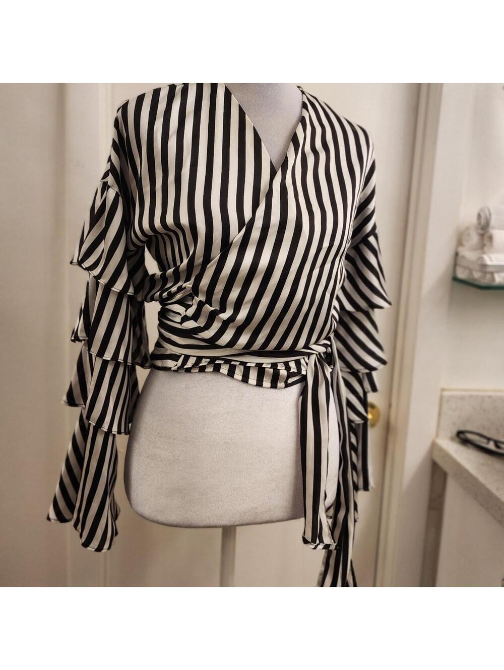 L'Artiste Women's Black and White Blous - Picture 2 of 7